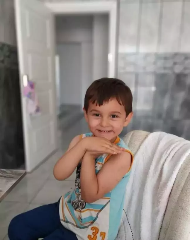 Okulda çalışan annesinin yanına gitmek isteyen küçük Melih, kamyonun altında kaldı