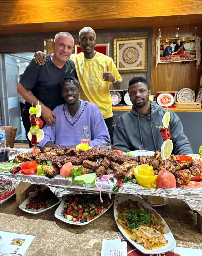 Badou Ndiaye ve Onyekuru'nun kebap keyfi