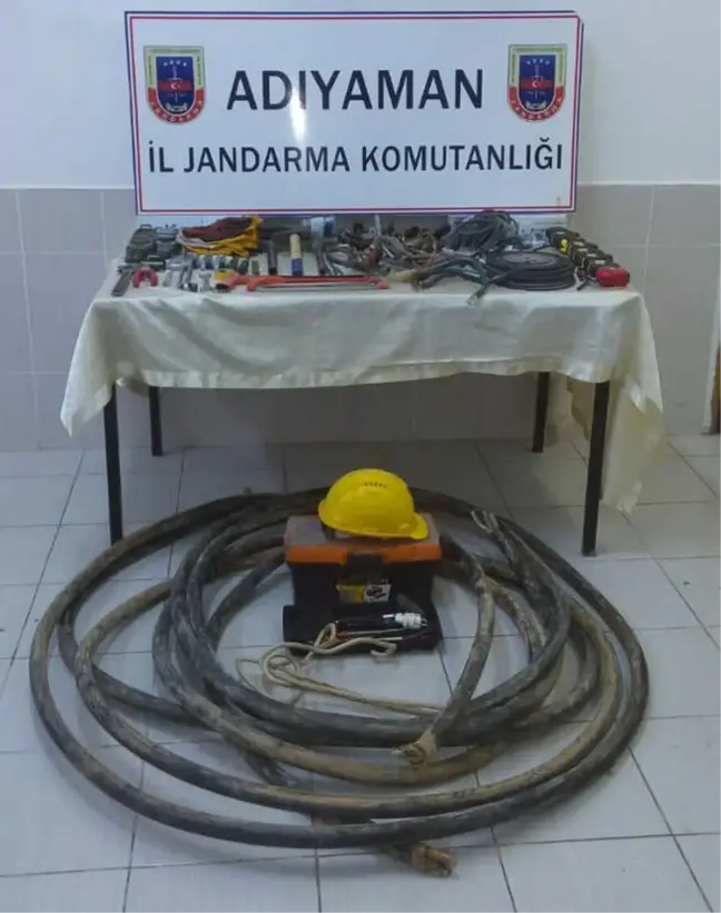 Besni'de Kablo Hırsızları Suçüstü Yakalandı