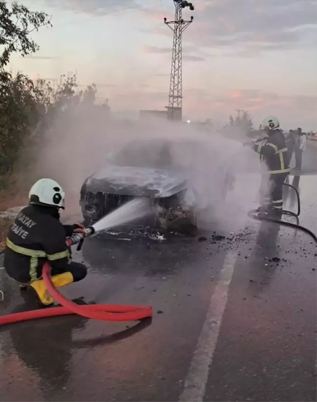 Reyhanlı'da Seyir Halindeki Otomobilde Yangın Çıktı