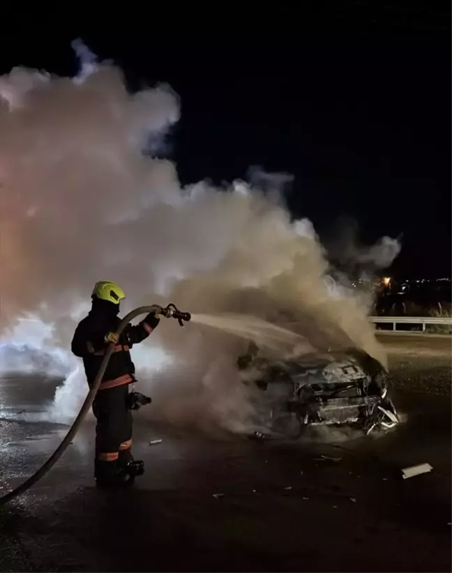 Tarsus'ta Otomobil Kamyona Çarpıp Alev Aldı