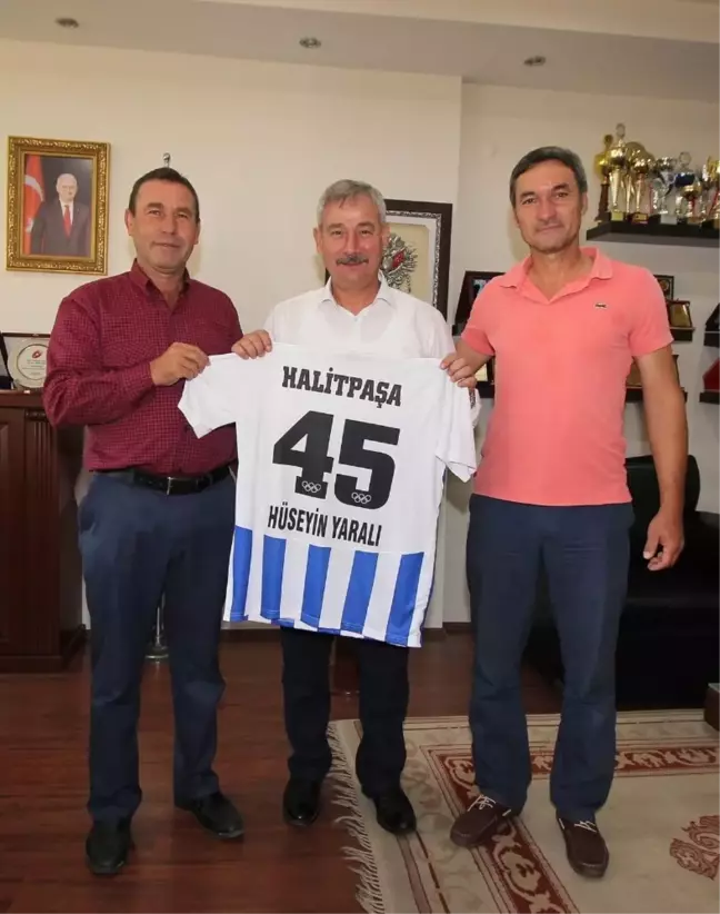 Halitpaşaspor, Başkan Yaralı'ya Forma Hediye Etti