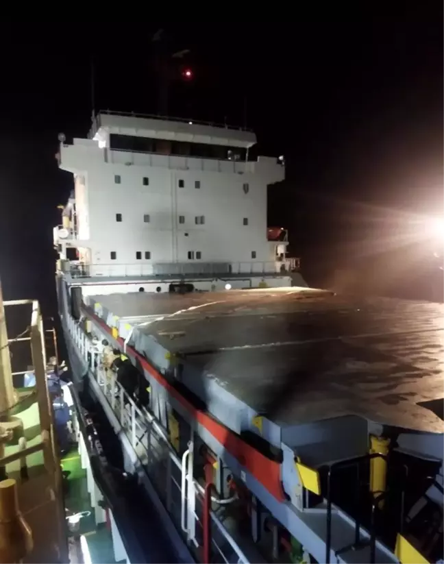 Çanakkale Boğazı'nda Kuru Yük Gemisinde Yangın Çıktı
