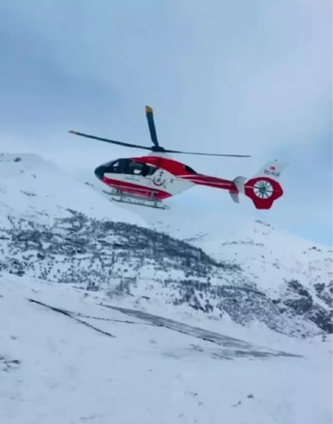 ÇATAK'TAKİ KOAH HASTASI KADIN, AMBULANS HELİKOPTERLE VAN'A ULAŞTIRILDI