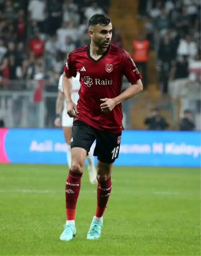 Beşiktaş'ın Rachid Ghezzal'ı sakatlandı, taraftarlar protesto etti