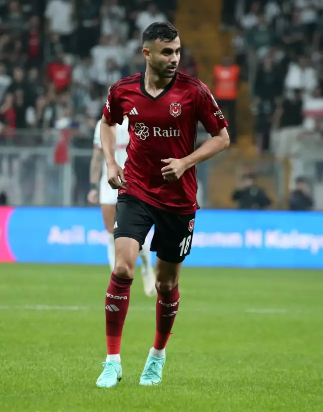 Beşiktaş'ın Cezayirli forvet oyuncusu Rachid Ghezzal veda etti