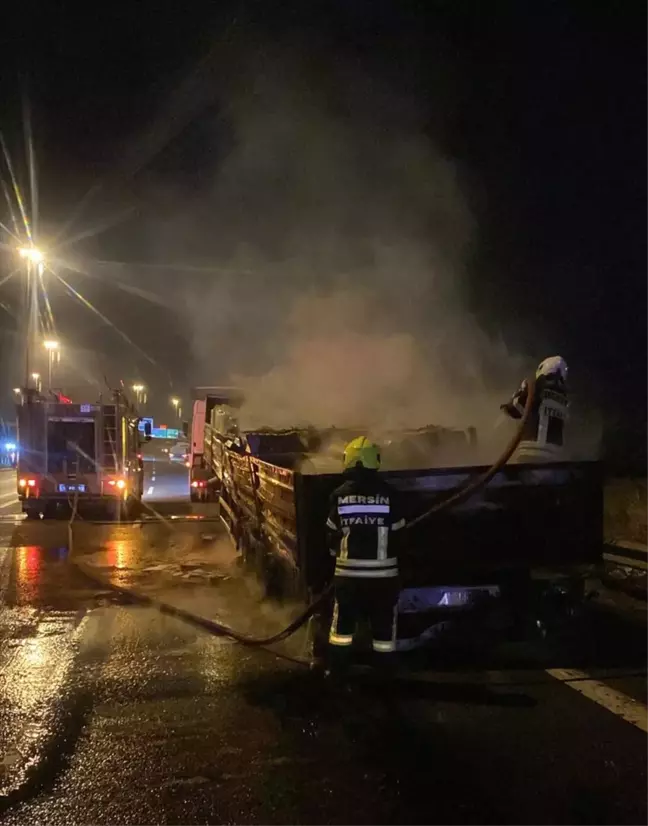 Tarsus'ta mermer ve seramik yüklü tırın dorsesinde çıkan yangın söndürüldü
