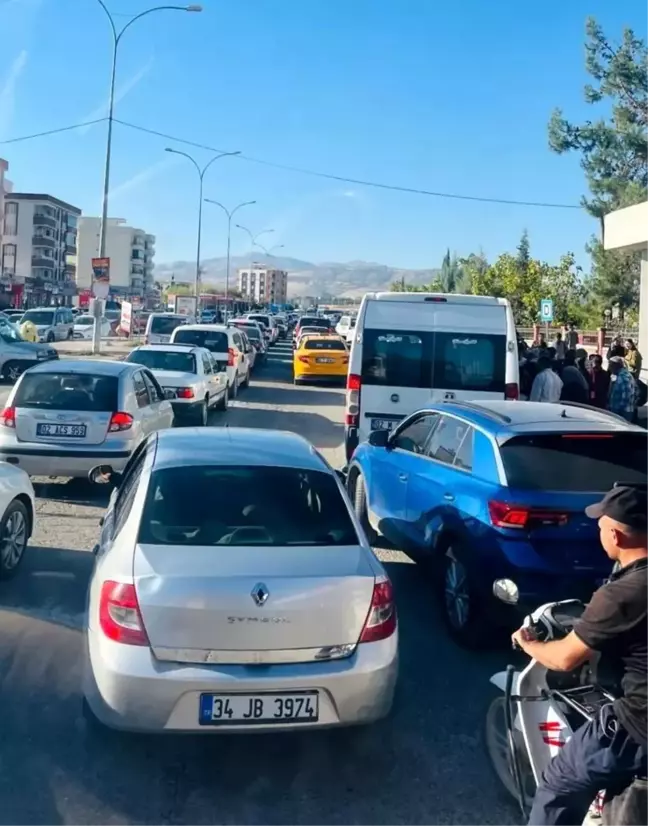 Adıyaman Eğitim ve Araştırma Hastanesi Yolunda Trafik Yoğunluğu Tepkilere Neden Oluyor