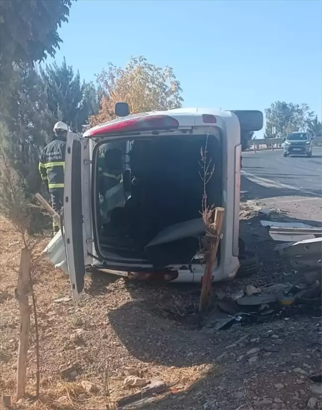 Mardin'de Hafif Ticari Araç Devrildi, Sürücü Yaralandı