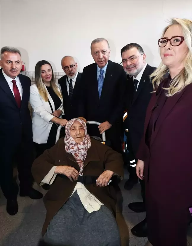 Cumhurbaşkanı Erdoğan, İzmir'de 102 yaşındaki Gülsüm Sakallı ile görüştü