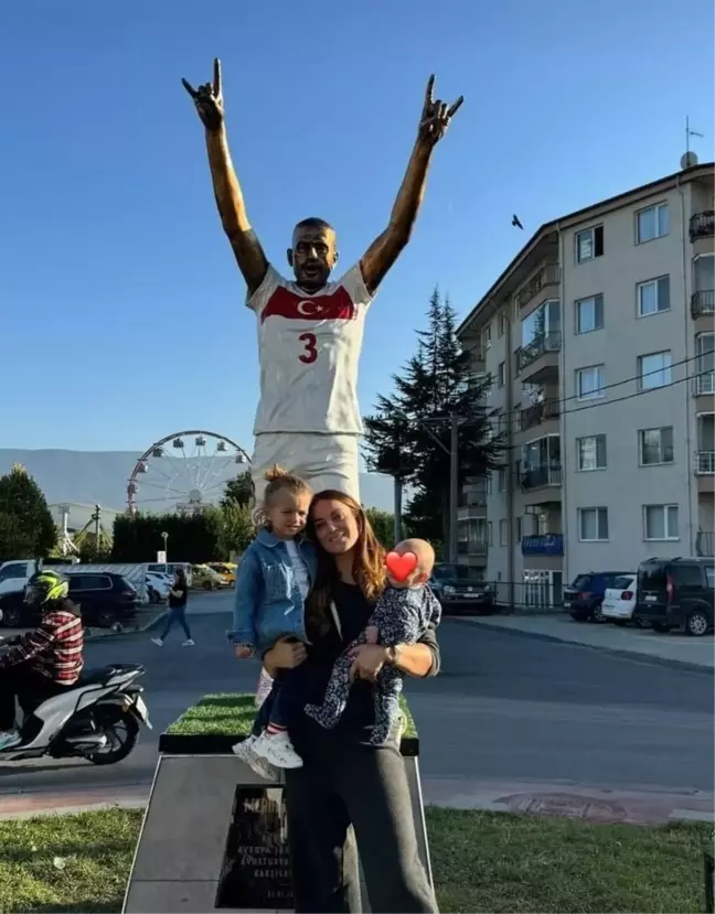 Merih Demiral'ın Eşi, Heykel Önünde Fotoğraf Çektirdi