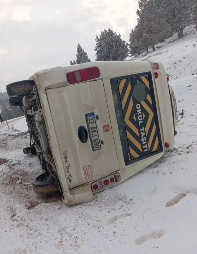 Mersin'de servis minibüsü yan yattı, feci kaza kameraya yansıdı