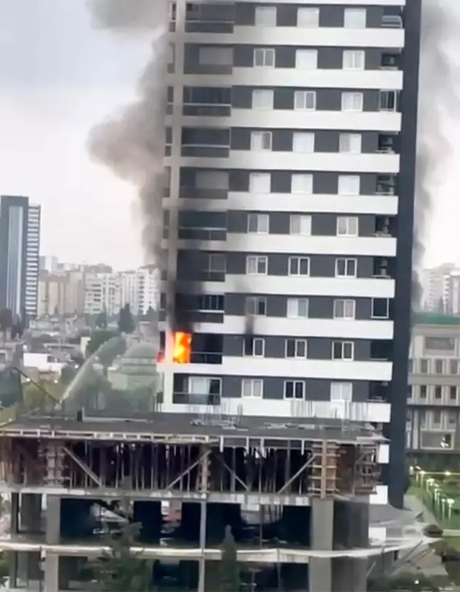 Adana'da lüks bir apartmanda çıkan yangın korkuttu