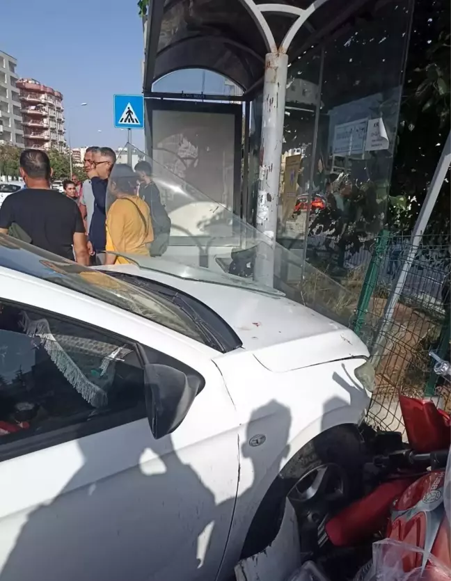 Mersin'de otomobil otobüs durağına daldı