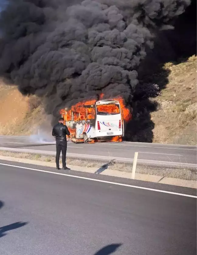 Seyir halindeki işçi servis midibüsü yandı