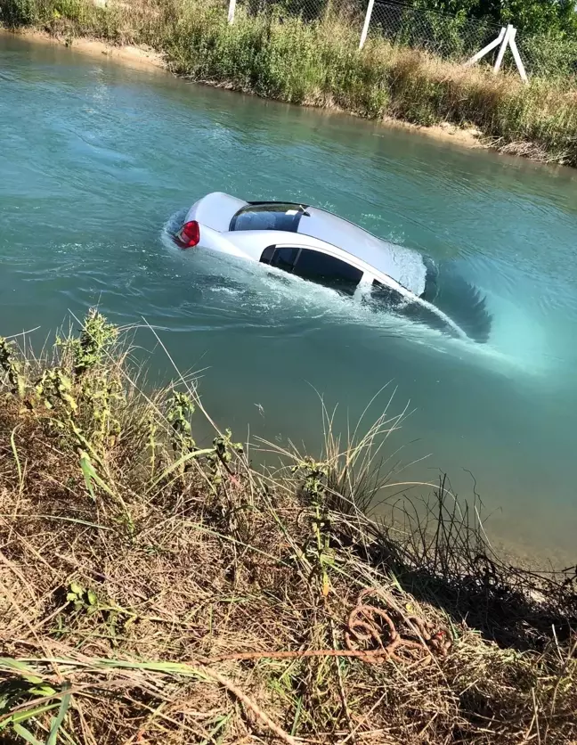 Sulama kanalına uçan otomobilden kendi imkanlarıyla kurtuldu