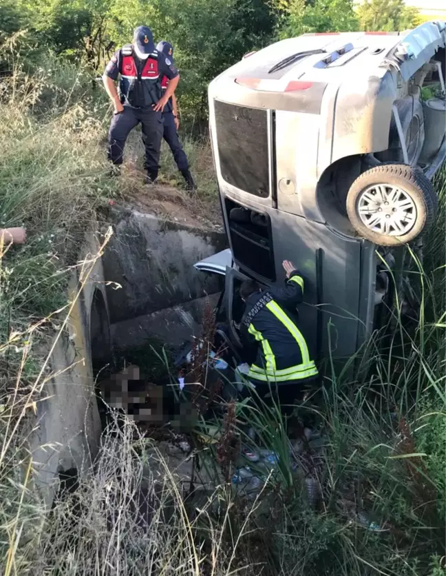 Son dakika: Kırklareli'nde kontrolden çıkan otomobil menfeze düştü: 2 ölü