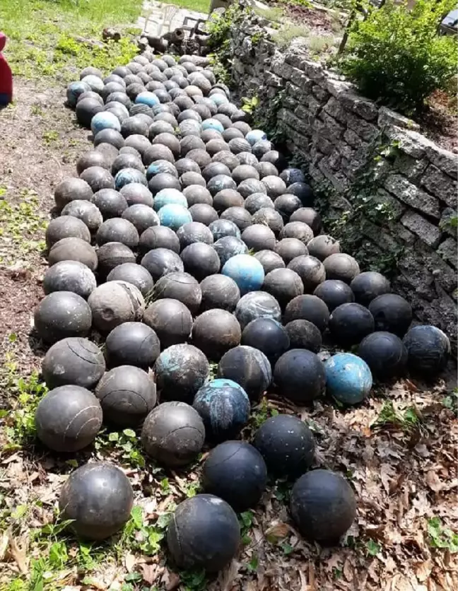 Evinin merdivenlerini yenilemek için yıkan adam, toprağa gömülü 160 adet bowling topu buldu