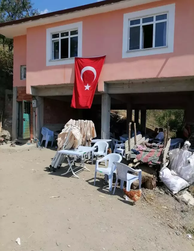 Samsunlu şehidin evi Türk bayrakları ile donatıldı