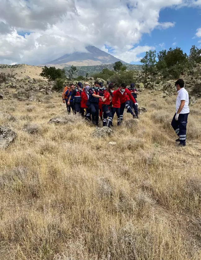 Türkiye Yamaç Paraşütü Şampiyonası'nda kayalık alana mecburi iniş yapan yarışmacı helikopterle kurtarıldı