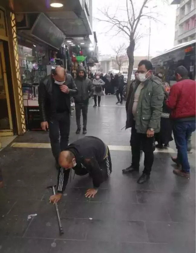 ENGELLİ GİBİ DAVRANAN DİLENCİ, ZABITAYI GÖRÜNCE AYAĞA KALKTI