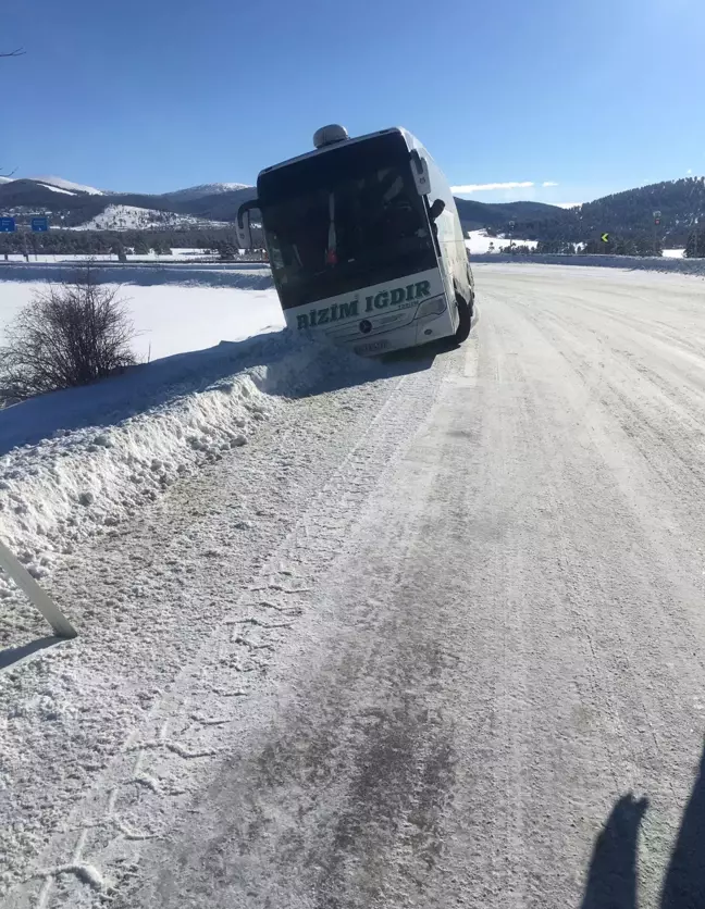 Yolcu otobüsü kara saplandı