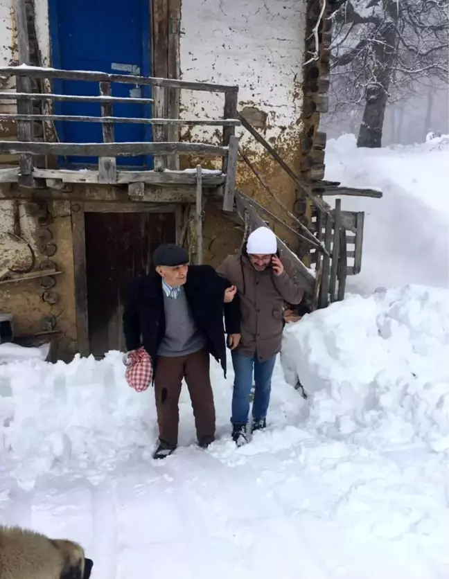 8 gündür evinde mahsur kalan 90 yaşındaki adamı ekipler kurtardı