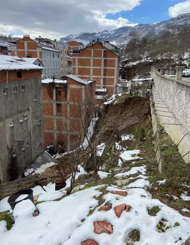 Ordu'da heyelan bir evde hasara neden oldu