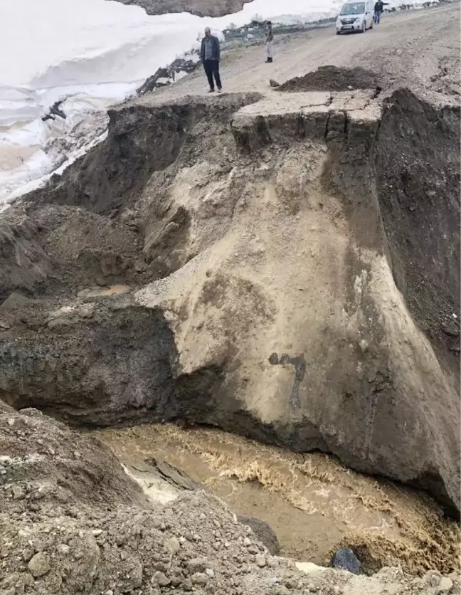 SİVAS'TA HEYELAN; KÖY YOLU ULAŞIMA KAPANDI