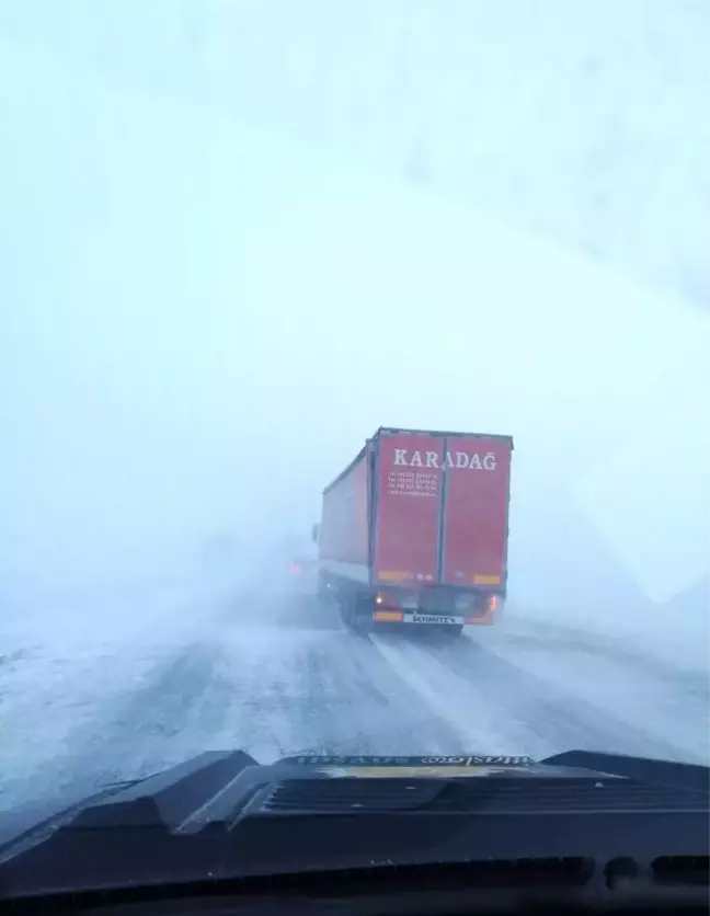 Artvin - Ardahan Sahara Geçidi'nde Mayıs ayında kar yağışı