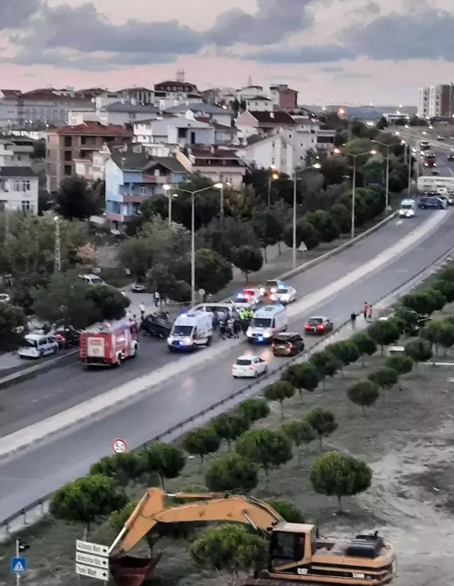 Son dakika haber... Silivri'de panelvan araçla çarpışan otomobil takla attı: 3 yaralı