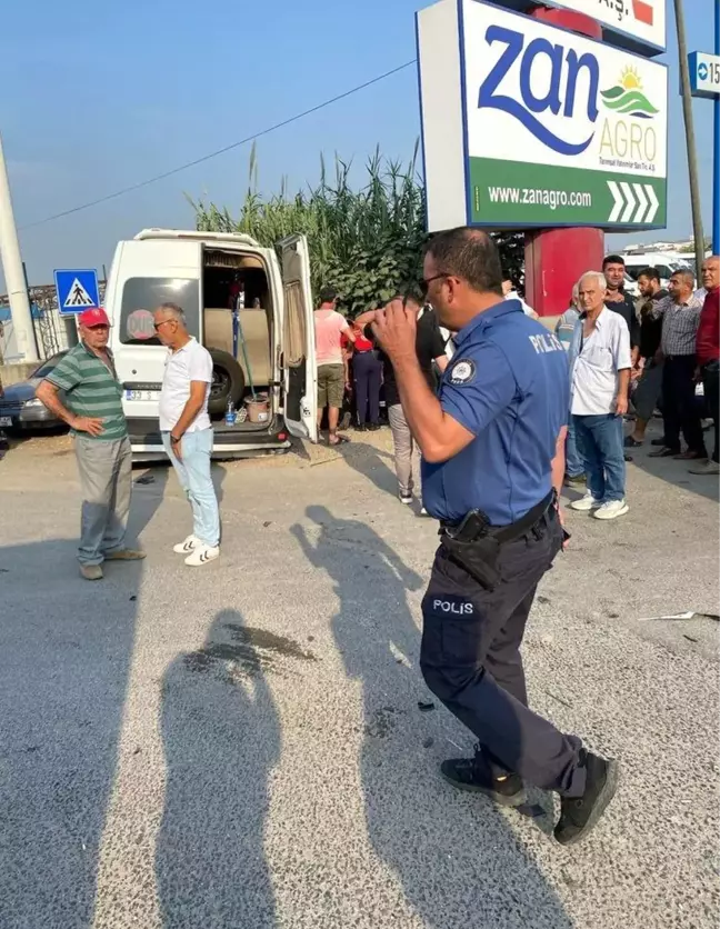 Mersin'de işçi servisi ile otomobil çarpıştı, 15 kişi yaralandı