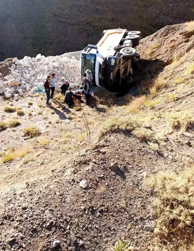 Erzurum-Palandöken yolunda kamyon devrildi