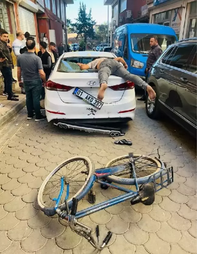 Bisiklet sürücüsü otomobile çarptı, yaralandı