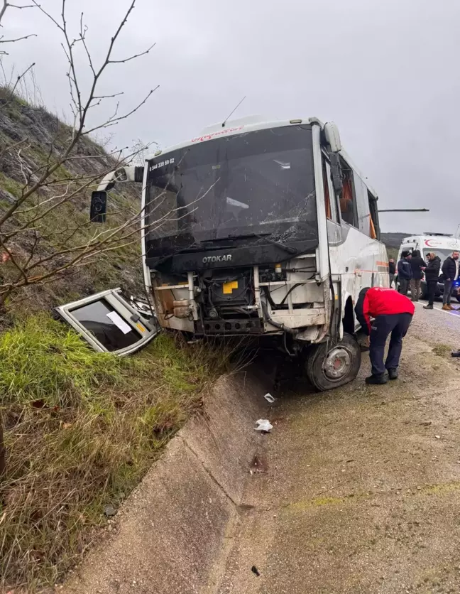 Balıkesir'de işçi servisi devrildi: Çok sayıda yaralı var