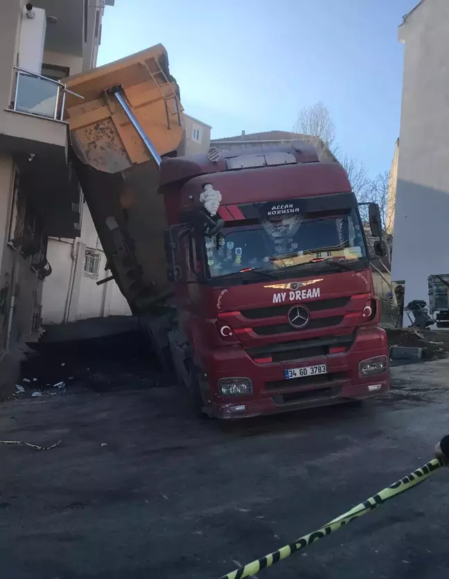 Kağıthane'de asfalt döken kamyonun damperi devrilip balkona girdi; ölümden saniyelerle kurtuldu