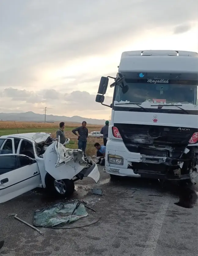 Afyonkarahisar'da Tır ve Otomobil Çarpıştı: 3 Ölü, 1 Yaralı