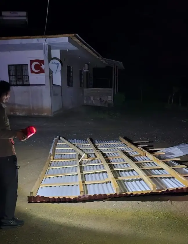 Hakkari'de Şiddetli Rüzgar Evlerin Çatılarını Söküp Götürdü