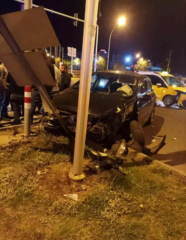 Son dakika haberleri... Diyarbakır'da ticari taksi ile otomobil kafa kafaya çarpıştı: 2 yaralı