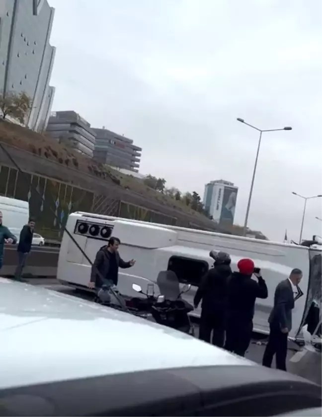 Maltepe E-5 Karayolu Ankara istikametinde seyir halindeki bir minibüs yan yattı. Olay yerine çok sayıda sağlık ve polis ekibi sevk edildi.