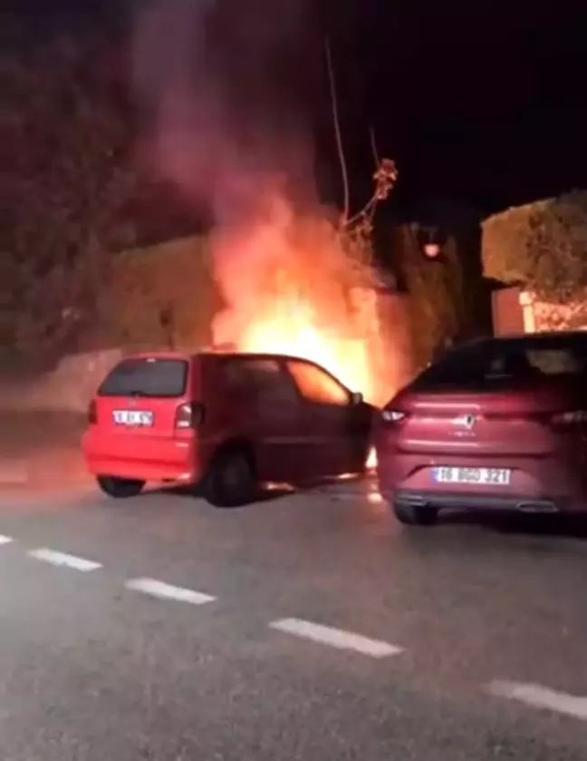 Mudanya'da Park Halindeki Araç Alev Alev Yandı