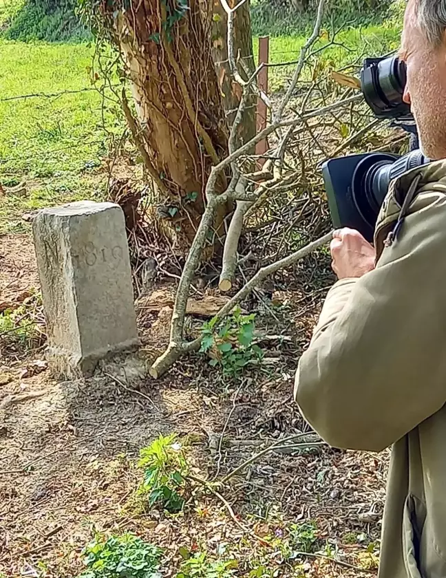 Çiftçinin traktör rotası üstünde olduğu için kaydırdığı taş, iki ülke arasındaki sınırı değiştirdi