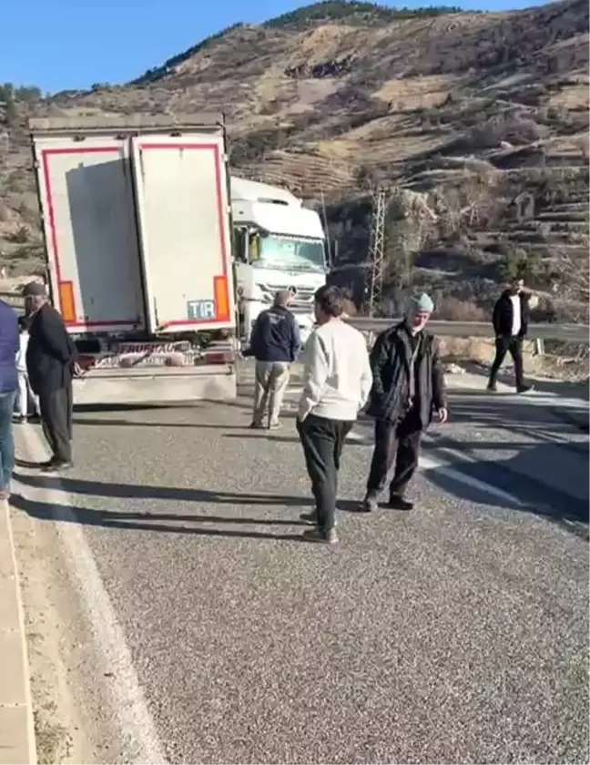 Adıyaman'da Tır Kazası, Trafikte Aksama Yaşandı