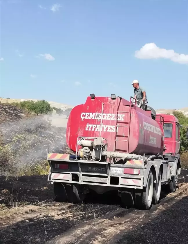 Tunceli'de kuru otlarla kaplı tarlada çıkan yangın söndürüldü