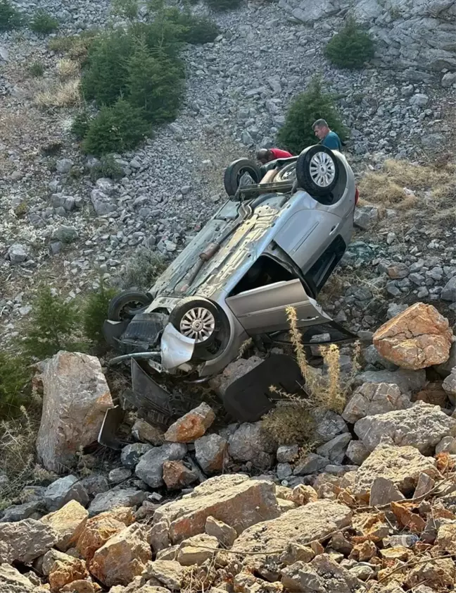 Mersin'de Otomobil Şarampole Devrildi: 3 Yaralı