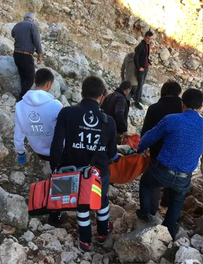 Sağlık ekipleri, dağ başında hastayı 4 kilometre taşıdı