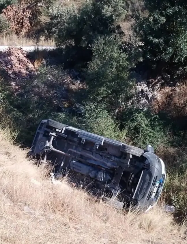 Şarampole devrilen ambulanstaki 3 görevli yaralandı