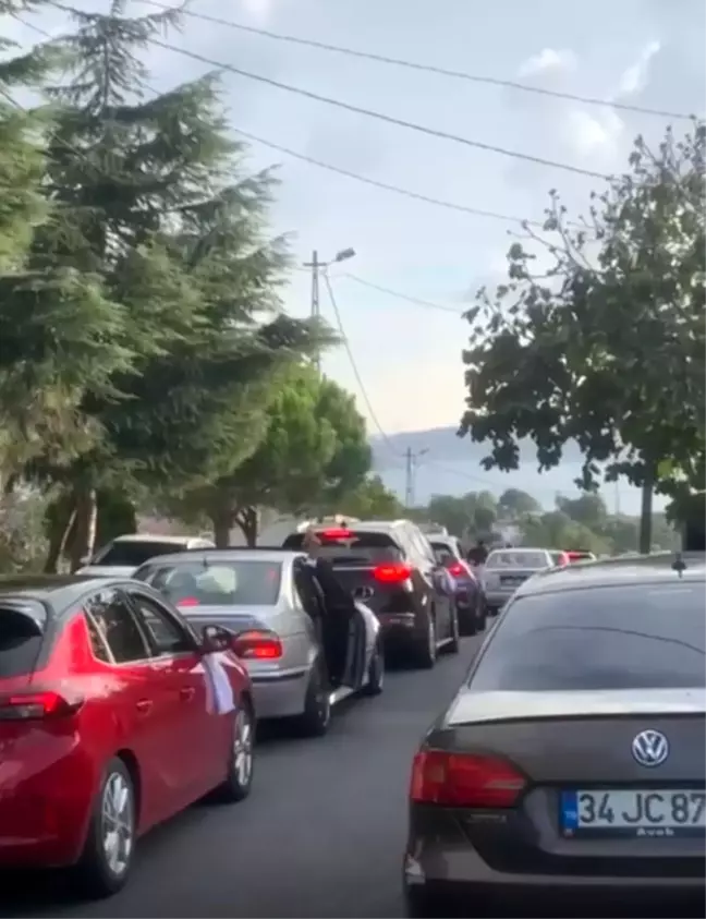 İstanbul'da düğün konvoyunda silahlar havada, Kadıköy'de gençler halay çekti