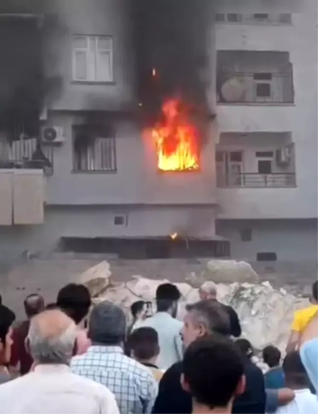 Şanlıurfa'da Ev Yangını İtfaiye Ekiplerince Kontrol Altına Alındı