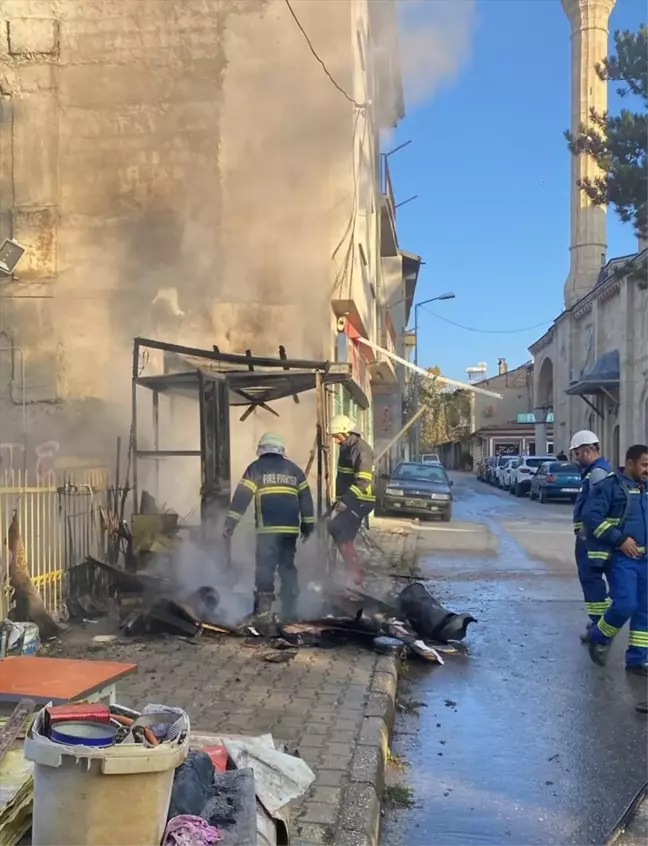 Taksi Durağında Piknik Tüpü Patladı, Yangın Çıktı